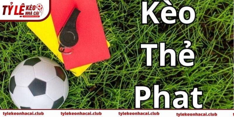 Trọng tài rút thẻ trong tình huống tranh chấp quyết liệt